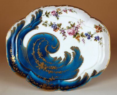 Tallrik "" Hebert"" med mjuka porslinsvoluter tillverkade i tillverkning av Vincennes. 1755 Paris. Louvren av French School