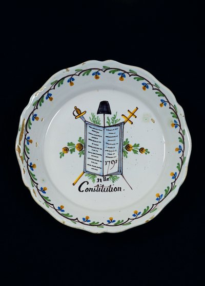 Plåt prydd med konstitutionens bok, associerad med de tre orden, 1791 (keramik) av French School