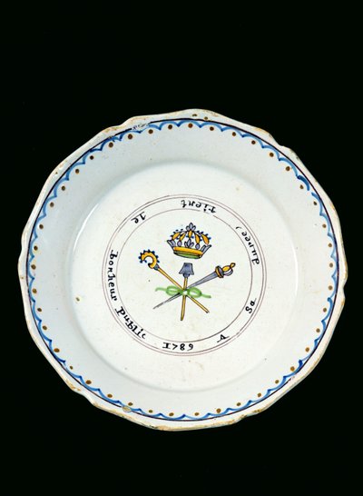 Tallrik dekorerad med de tre orden under den kungliga kronan, 1789 (keramik) av French School