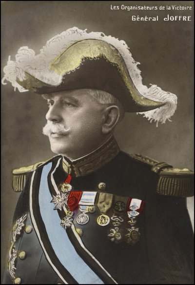Porträtt av general Joseph Joffre (1852 - 1931). av French School