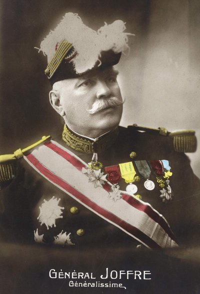 Porträtt av general Joseph Joffre (1852 - 1931). av French School