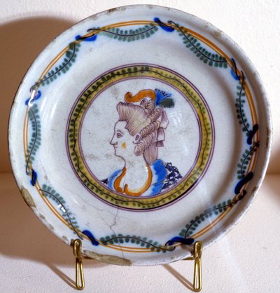 Porträtt av Marie Antoinette - tallrik i lergods av French School