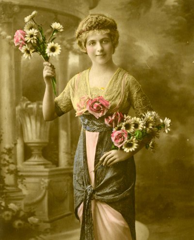 Porträtt av en kvinna som håller i ett knippe blommor ca 1898 (handtonat foto) av French School