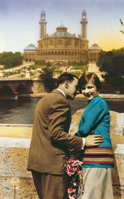 Vykort föreställande älskare i Paris bredvid Seine, c.1930 av French School