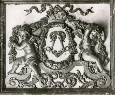 Putti flankerar det initiala L på dörren till Salon des Gardes de la Reine (stuckaturarbete) av French School