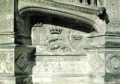 Relief från Grand Escalier föreställande Francois I:s (1494-1547) vapen med en salamander av French School