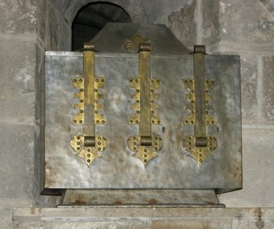 Relikvieskrin som innehåller relikerna från St. Benoit, placerad i kryptan 1108 (metall) av French School