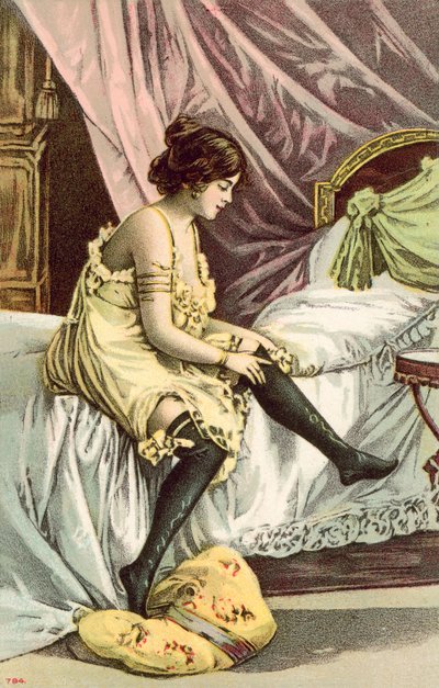 Halvklädd tjej som sitter på sängen och justerar sina strumpor (färg litho) av French School