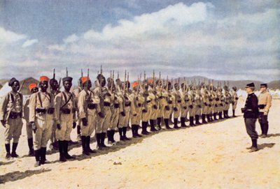 Senegalesiskt infanteri på stranden vid Frejus (efter ett färgat fotografi), 1915 av French School