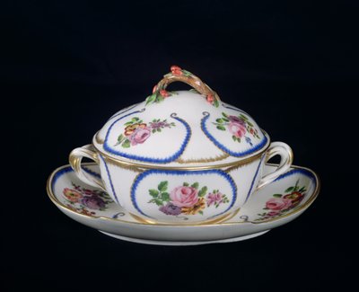 Sevres skål och tallrik, 1764 (porslin) av French School