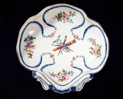 Sevres tallrik dekorerad med båge och pilar, 1762 (fajans) av French School