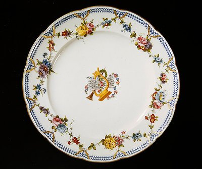 Sevres tallrik dekorerad med notblad, 1764 (fajans) av French School