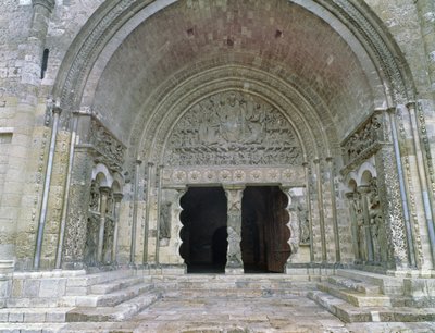 Södra portalen, byggd c.1115 av French School