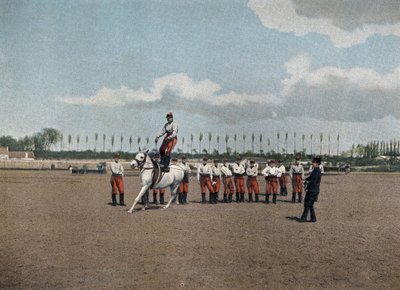 Särskild militärskola i Saint-Cyr (Saint Cyr), intern tjänst: Aerobatic. Ryttarna på sektionen utövar alla konstflygövningar för att göra dem mycket flexibla tills de hoppar, med sina vapen, på en hästflock, galopperande. I "" Album militaire: sc av French School