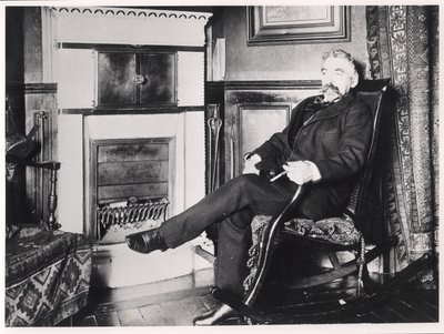 Stephane Mallarme (1842-98) sittande vid den öppna spisen i sitt hem på Rue de Rome, Paris av French School
