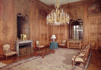 The Great Lounge med träslöjd som tillskrivs Verbeck och Louis XV tidstypiska möbler signerade av D. Delant och F. Folliot, 1730-36 av French School