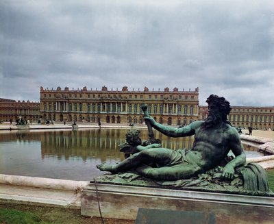 Rhône, fontän av Jean-Baptiste Tuby (1630-1700) med slottet i bakgrunden av French School