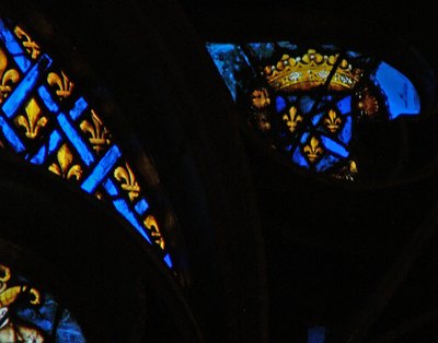 Fönstret med västra rosen föreställer en scen från boken A Fleur de Lys och krona av French School
