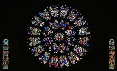 Västrosfönstret med fragmentariska femtonde och sextonde paneler som mestadels föreställer helgon (rosafönster - inre) av French School