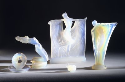 Tre opaliserande glasobjekt av Lalique, av French School