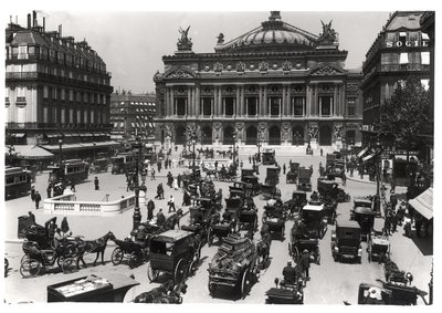 Trafik framför Paris operahus, 1890-99 av French School