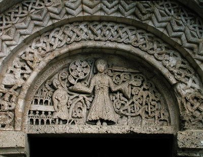 Tympanum som föreställer Uppenbarelsens Kristus som håller de sju stjärnorna i sin hand av French School
