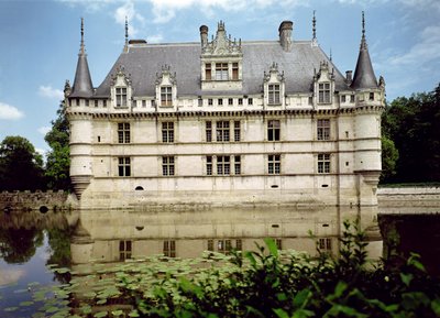 Utsikt över Chateau dAzay-le-Rideau, byggt för Gilles Berthelot, 1518-27 av French School