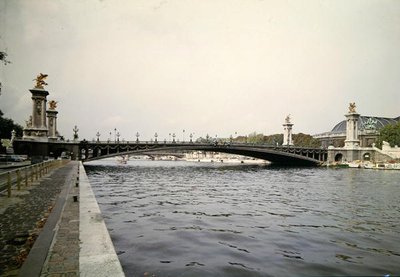 Utsikt över Pont Alexandre III, byggd av ingenjörerna Louis-Jean Resal (1854-1920) och Amedee Alby (1862-1942) för 1900 års världsutställning, 1897-1900 av French School