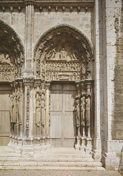 Utsikt över den södra dörren till den kungliga portalen, c.1145-50 av French School