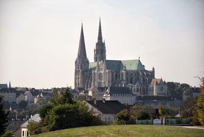 Utsikt över katedralen i chartres med staden av French School