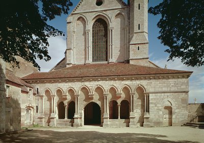 Utsikt över ingångsverandan till cistercienserklostret, byggt 1140-60 av French School