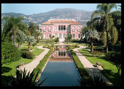 Utsikt över fasaden och trädgårdarna i Villa Ile-de-France, byggd 1905-12 av French School