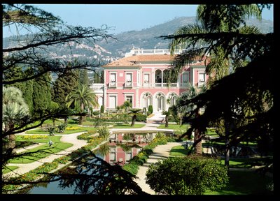 Utsikt över fasaden och trädgårdarna i Villa Ile-de-France, byggd 1905-12 av French School