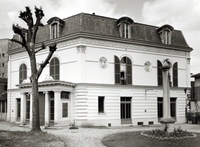 Utsikt över fasaden på Bibliotheque Marmottan från trädgården, byggd 1880-1921 av French School
