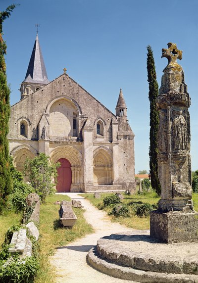 Vy över fasaden av kyrkan St. Pierre, 1150-75 av French School