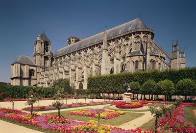 Utsikt över långhuset i St. Etienne-katedralen, byggt 1200-60 av French School