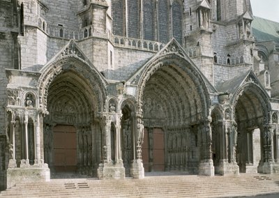 Vy över de tre portalerna i norra korsarmen av French School