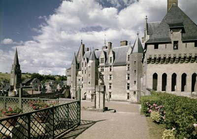 Vy över den västra fasaden av det restaurerade slottet byggt för Jean Bourre, minister för Ludvig XI av Frankrike, ca 1465 (se även 87684-85) av French School