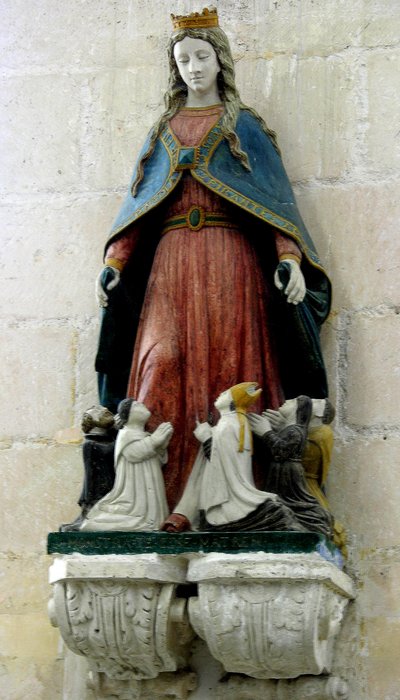 Virgin Protecting the Clergye (polykrom sten) av French School
