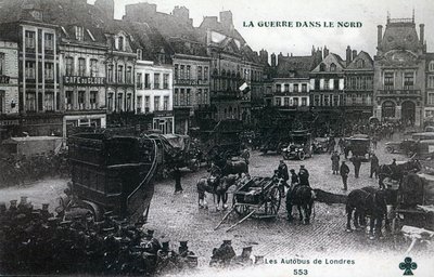 War in the North: London-bussar från British Expeditionary Force på huvudtorget i Bethune 1915 (photolitho) av French School