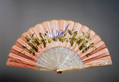 Bröllopshandfläkt avbildade duvor på gren, tempera på siden och pärlemor skapade av Felix Alexandre, Paris av French School