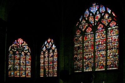 Fönster som visar kyrkans östra ände med det östliga huvudfönstret i mitten av French School