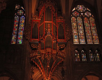 Fönster föreställande långhusets norra sida med orgel och kyrkofönster av French School