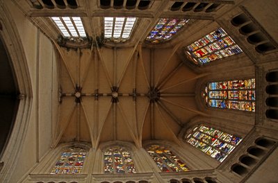 Fönstervy av kören som visar korvalven och kyrkofönstret i kören av French School