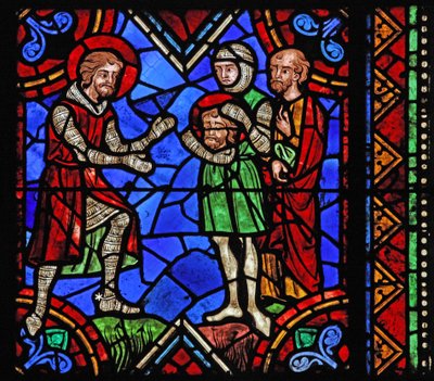 Fönster w06 som visar historien om St Julian av Brioude - St Ferreol, en vän till Julien, som dog under Diocletianus förföljelser, tar emot Brioudes huvud efter hans avrättning av French School
