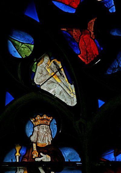 Fenster w0, das einen musizierenden Engel mit einer Harfe darstellt von French School