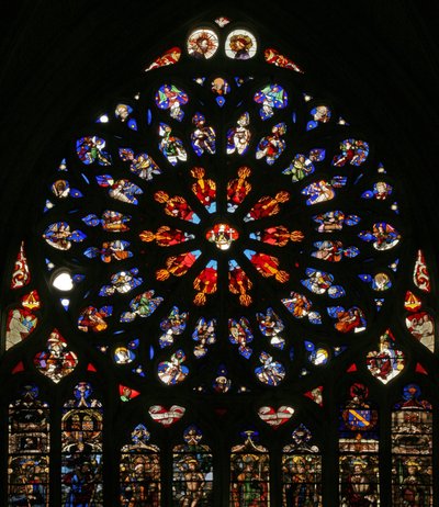 Fönster w135 som visar Gud, serafer, musikänglar och tio av apostlarna. lansetterna nedan innehåller sena C16-figurer, skyddshelgonen för dåvarande kanonerna:- St James, St Christopher, St Charlemagn av French School