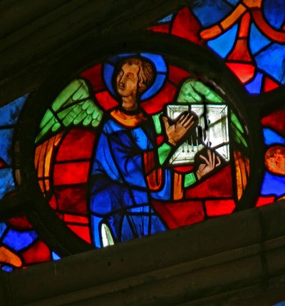 Fönster w141 föreställande en ängel med ett musikinstrument av French School