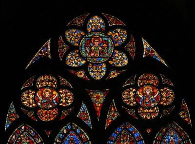 Fönster w201 som visar tracery-ljusen med tre änglar av French School
