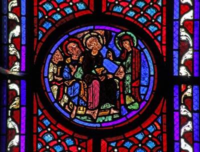 Fönster w2 som visar en scen från Maria Magdalenas liv - helgonet berättar för lärjungarna om uppståndelsen av French School